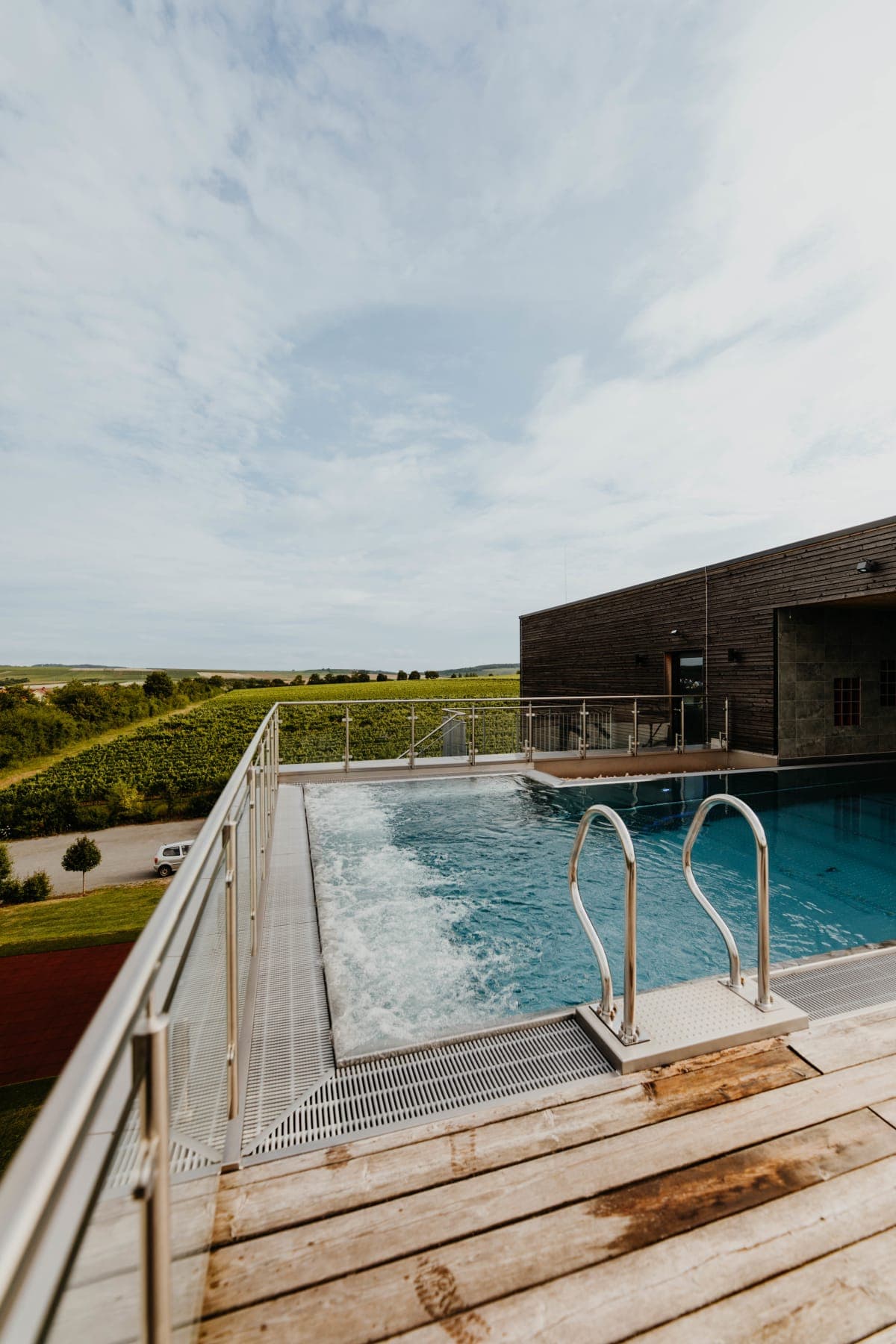 Pool mit Weinberg-Blick im Weingut Römmert